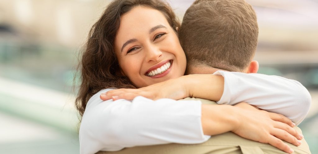 امرأة تغمر حبيبها باشتياق