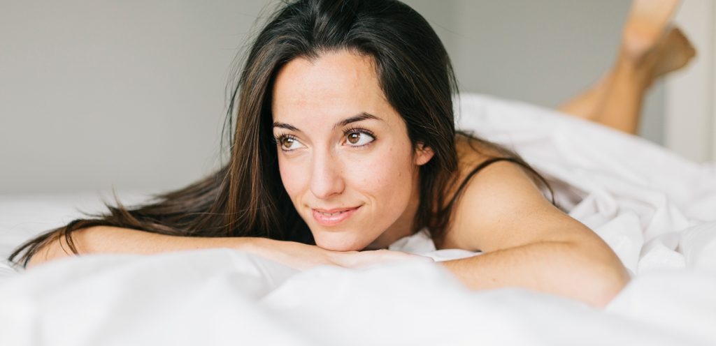امرأة مستلقاة في السرير
