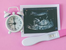 صورة ألتراساوند يظهر فيها الجنين