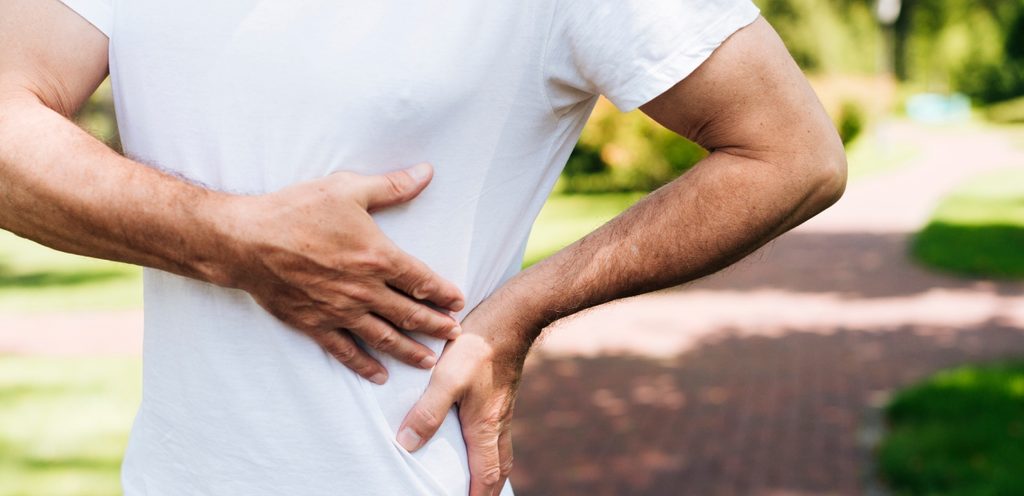 رجل لديه ألم في الأضلع