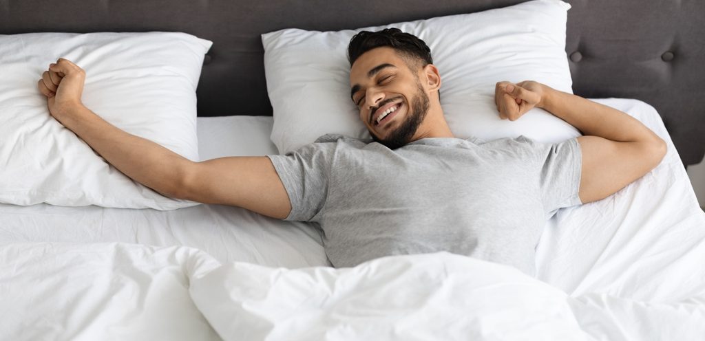 رجل مستيقظ في الصباح