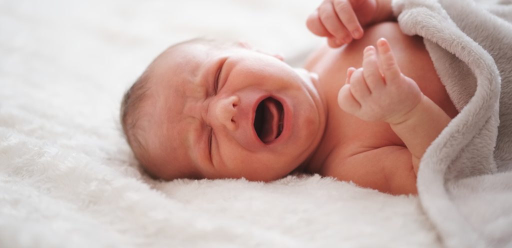 رضيع يبكي من الغازات