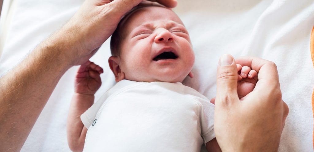 رضيع يحاول النوم