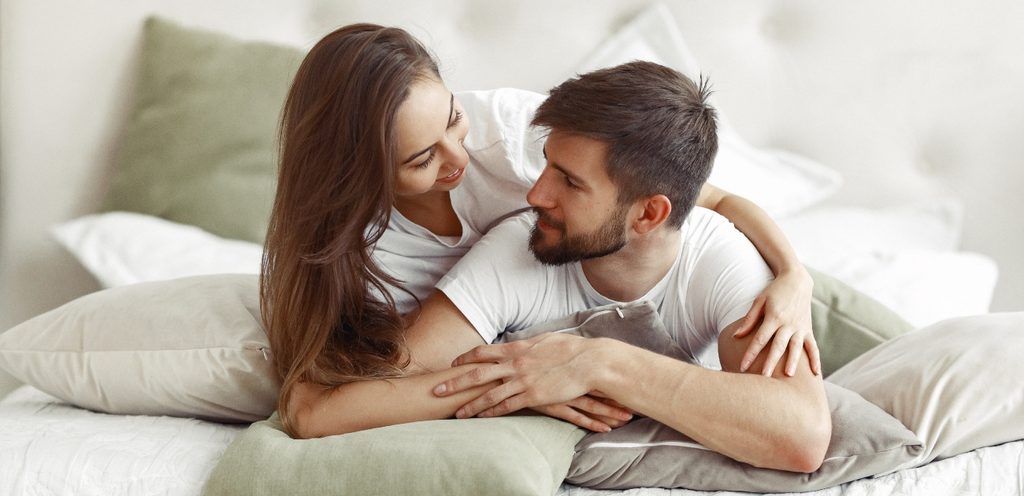 زوجة تعانق زوجها