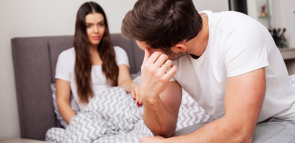 زوج متوتر من علاقته مع زوجته
