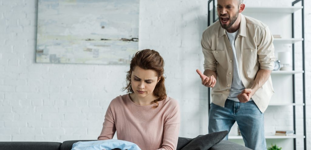 زوج يصرخ على زوجته
