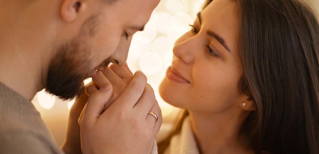 زوج يقبل يدي زوجته