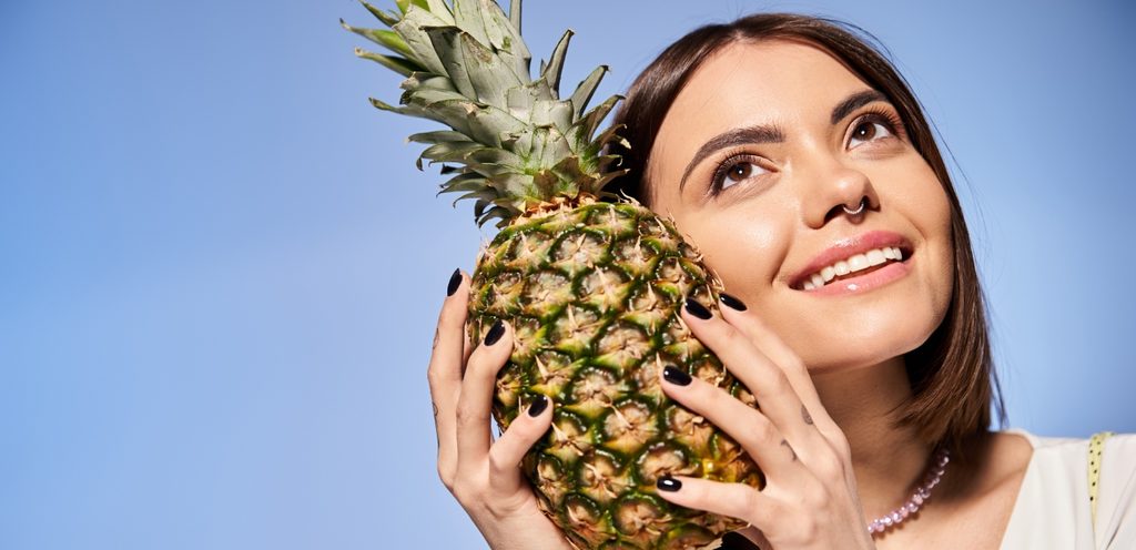 سيدة تحمل حبة أناناس