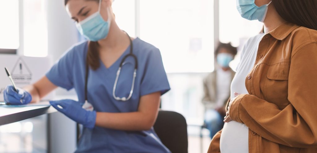 سيدة حامل بالمعاينة الطبية