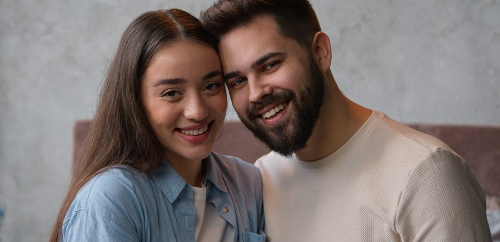 شريكان يبتسمان سويًا