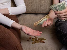 زوجة تأخذ المال من زوجها