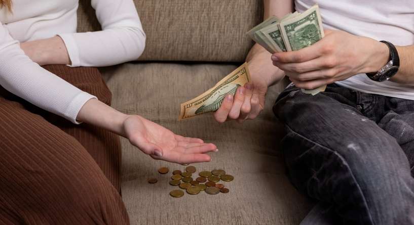 زوجة تأخذ المال من زوجها