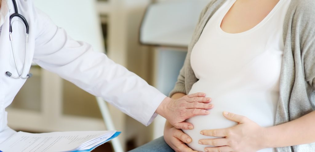 طبيب مع امرأة حامل