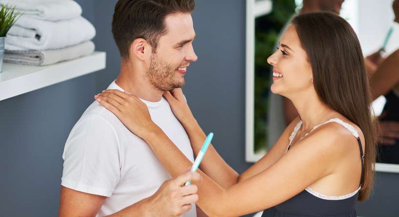 رجل سعيد بنتيجة حمل زوجته