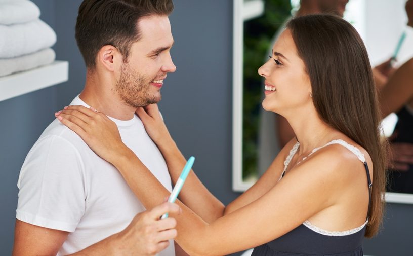 رجل سعيد بنتيجة حمل زوجته