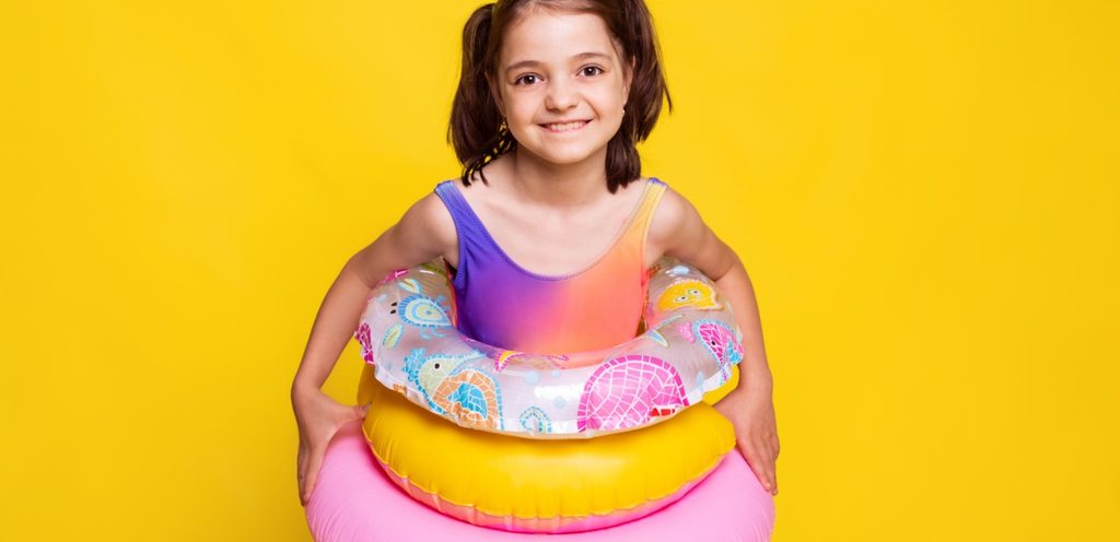 طفلة تلبس دولاب السباحة