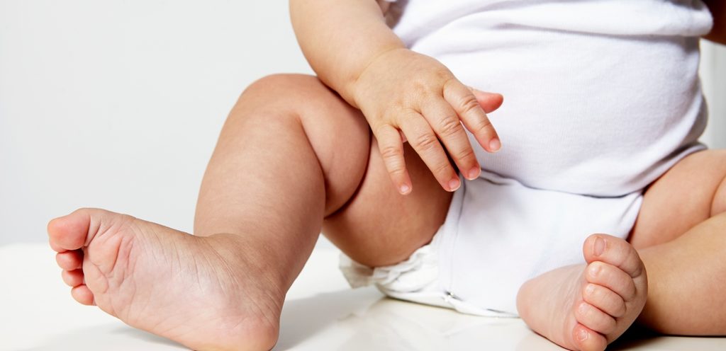 طفل يجلس ثابتًا