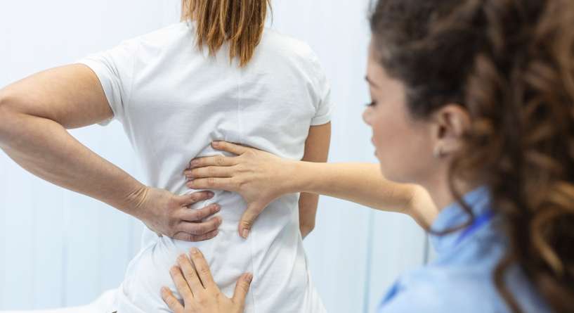 طبيبة تعين مريضة لديها كسر في الأضلع