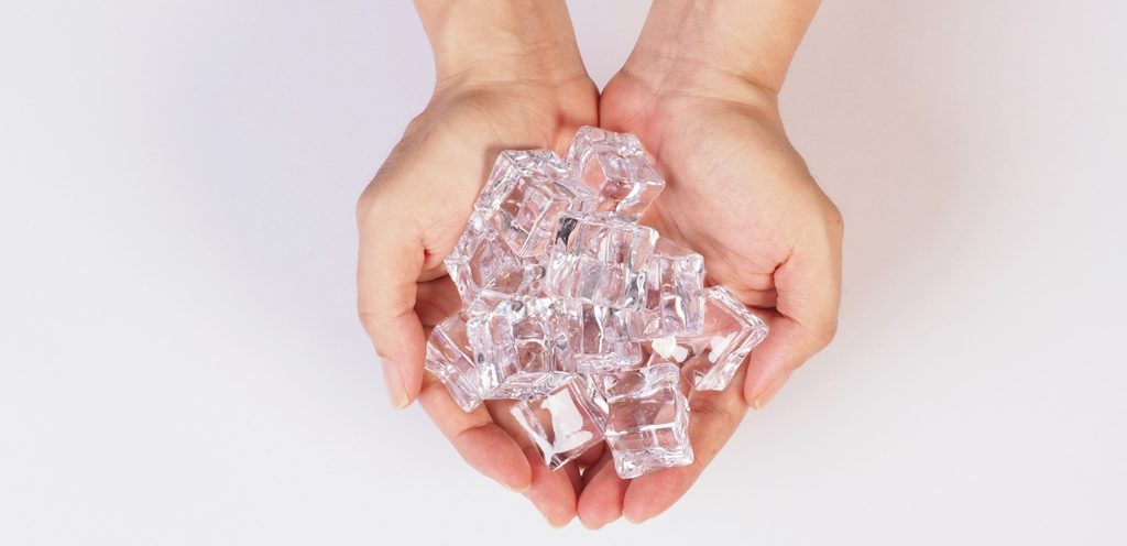 قطع الثلج في اليدين