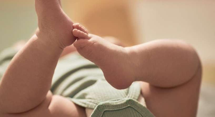 أرجل الرضيع في العالي