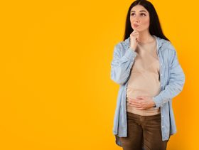 امرأة تفكر بشأن حملها