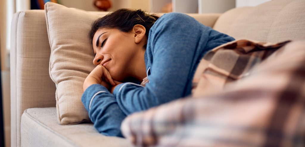 امرأة نائمة على الكنبة