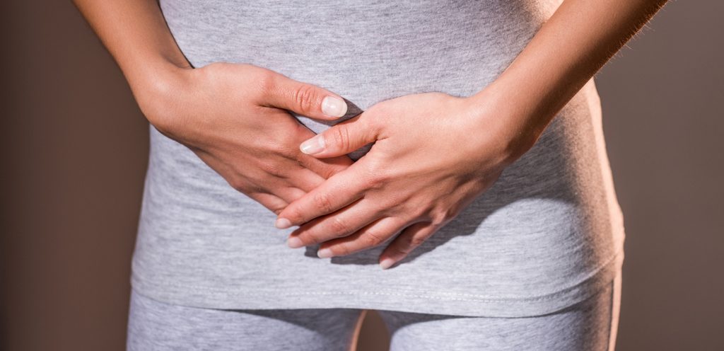 امرأة تُعاني من ألم المثانة