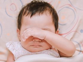 علاج التهاب عين الرضيع بحليب الأم