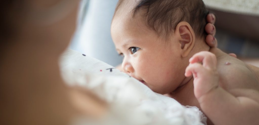 طفل يرضع من والدته