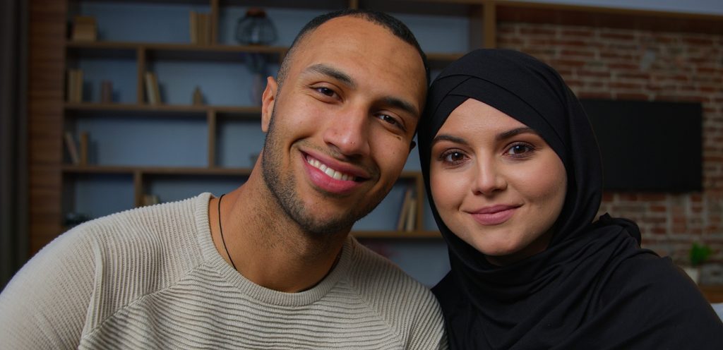 زوجان عربيّان يبتسمان