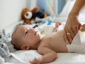 خروج دم مع براز الطفل عمر سنة