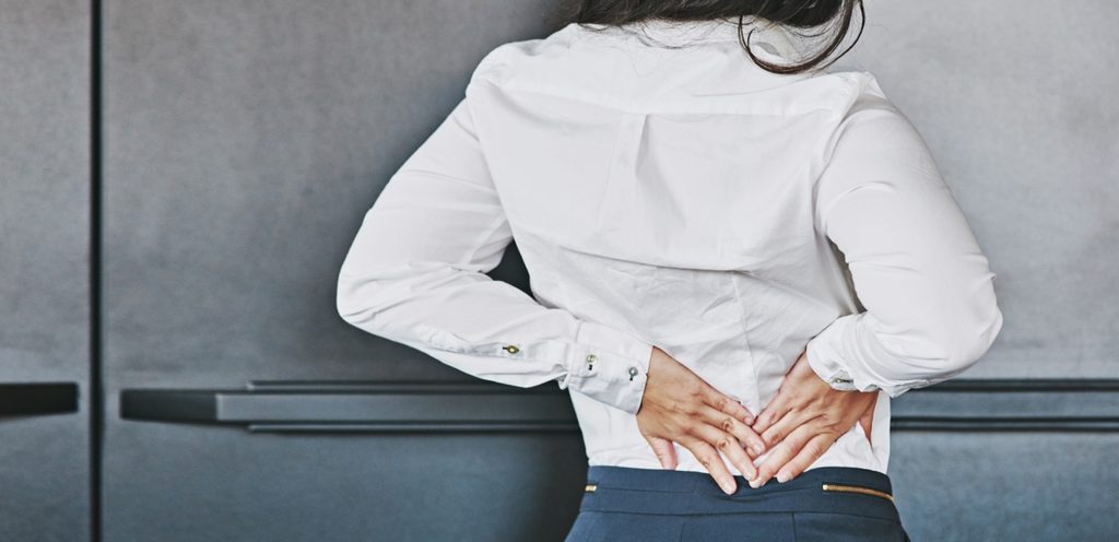 امرأة تضع يديها على الجانب الأيمن من أسفل ظهرها