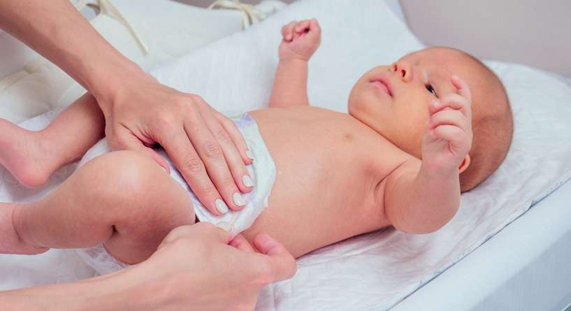 براز طفلي اخضر ورائحته كريهة عمره شهرين
