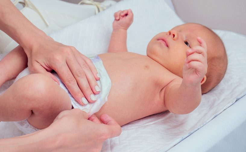 براز طفلي اخضر ورائحته كريهة عمره شهرين