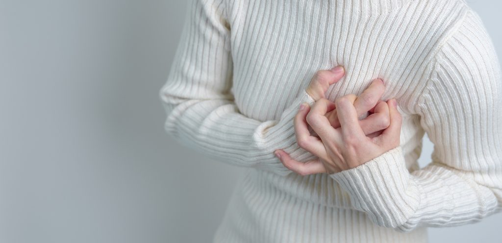 امرأة تضع يديها على صدرها من جهة الشمال