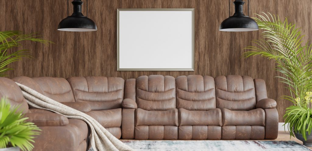 أريكة بنيّة بجانبها نباتات أمام خلفيّة خشبيّة