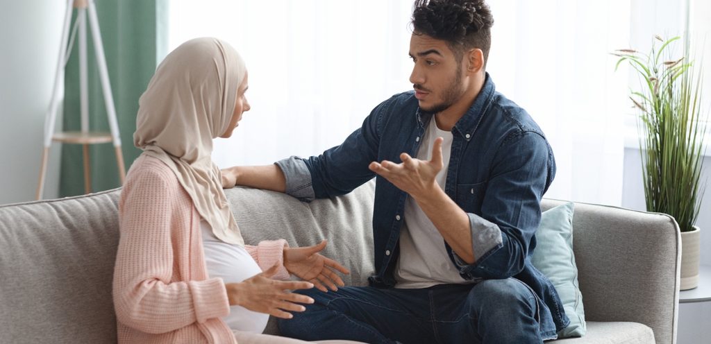 امرأة حامل وزوجها يتناقشان