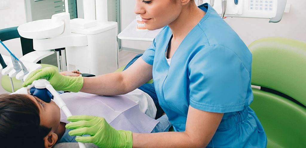 طبيبة تُثبّت أنبوب الغاز على أنف طفل