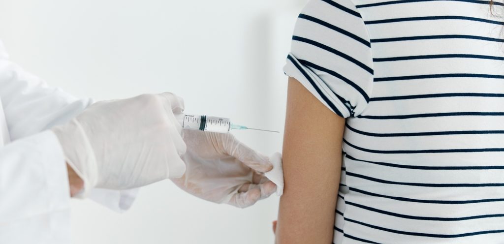 طبيب يحقن إبرة في ذراع مريضته