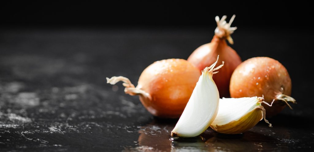 بصل أبيض كامل ومقطع