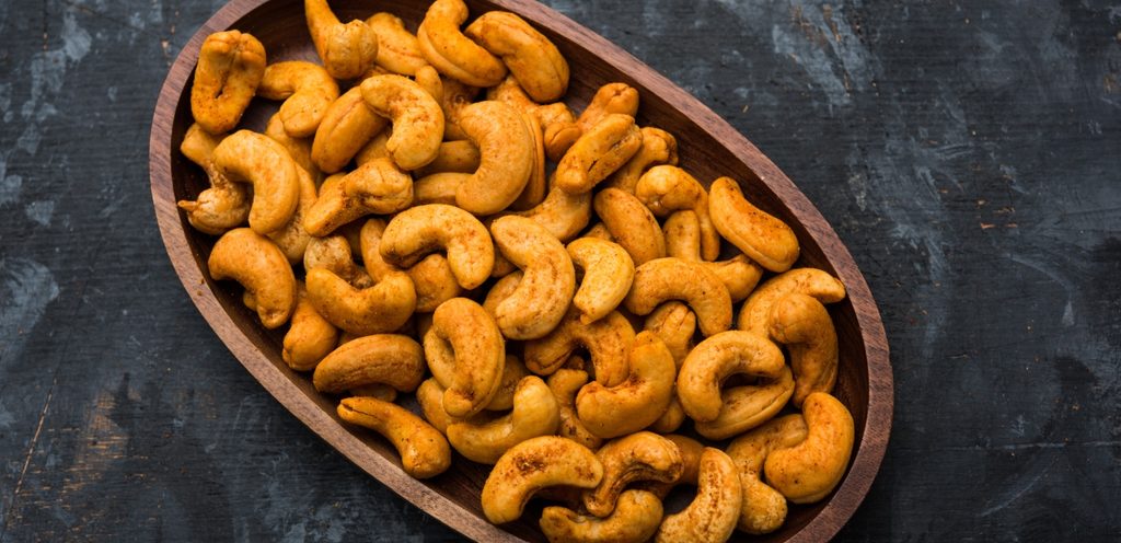 صينيّة خشبيّة مليئة بالكاجو