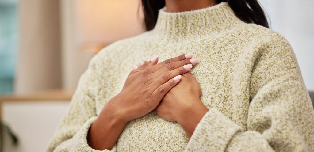 امرأة تضع يديها على صدرها