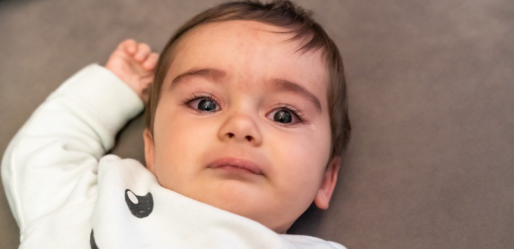 طفل رضيع يبكي