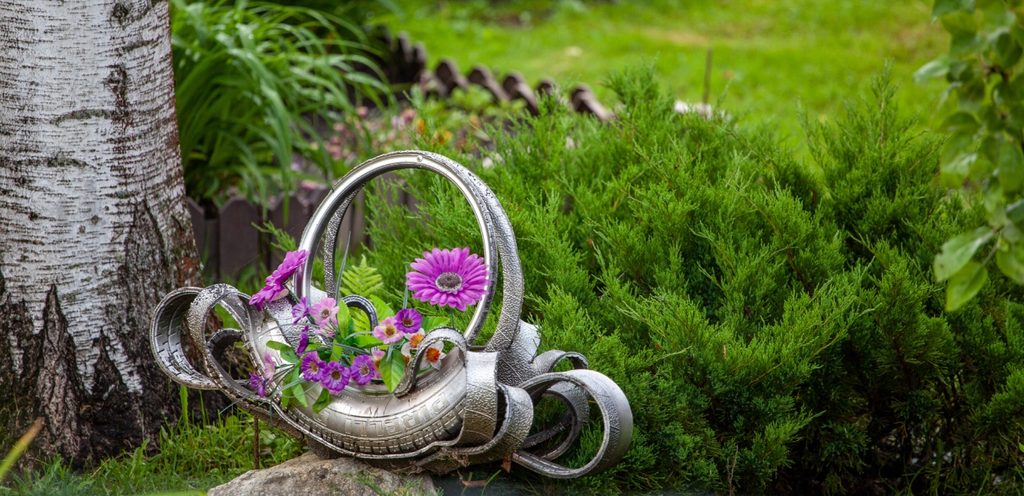 سلّة فيها زهور على صخرة في حديقة