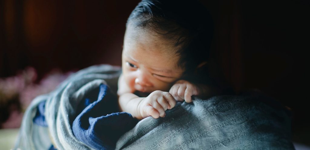 طفل حديث الولادة مستلقٍ على بطنه