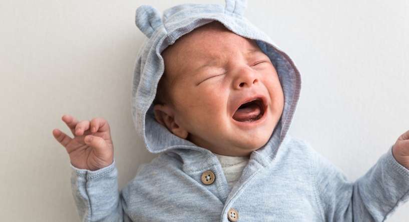 النفخ في وجه الطفل عند البكاء