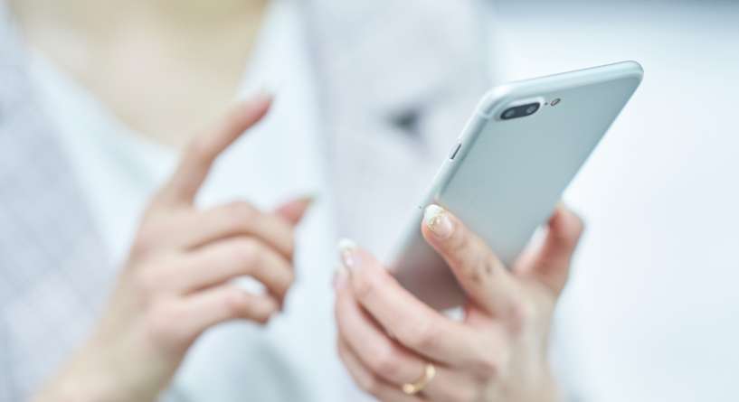 امرأة تبحث عن معلومات على الهاتف