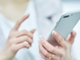 امرأة تبحث عن معلومات على الهاتف