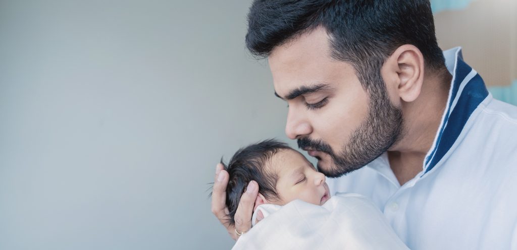 أب مع مولوده الجديد