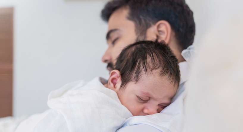 أب يعانق طفله